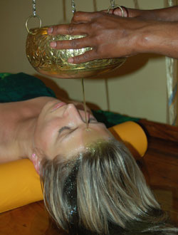 Shirodhara während einer Ayurveda Massage