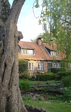 Gäste- und Seminarhaus Ayurveda-Schwedeneck, Frontansicht mit Garten